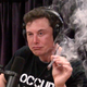 Imagen para el artículo titulado Elon Musk revela sus planes para un avión eléctrico y lo celebra fumándose un porro en YouTube